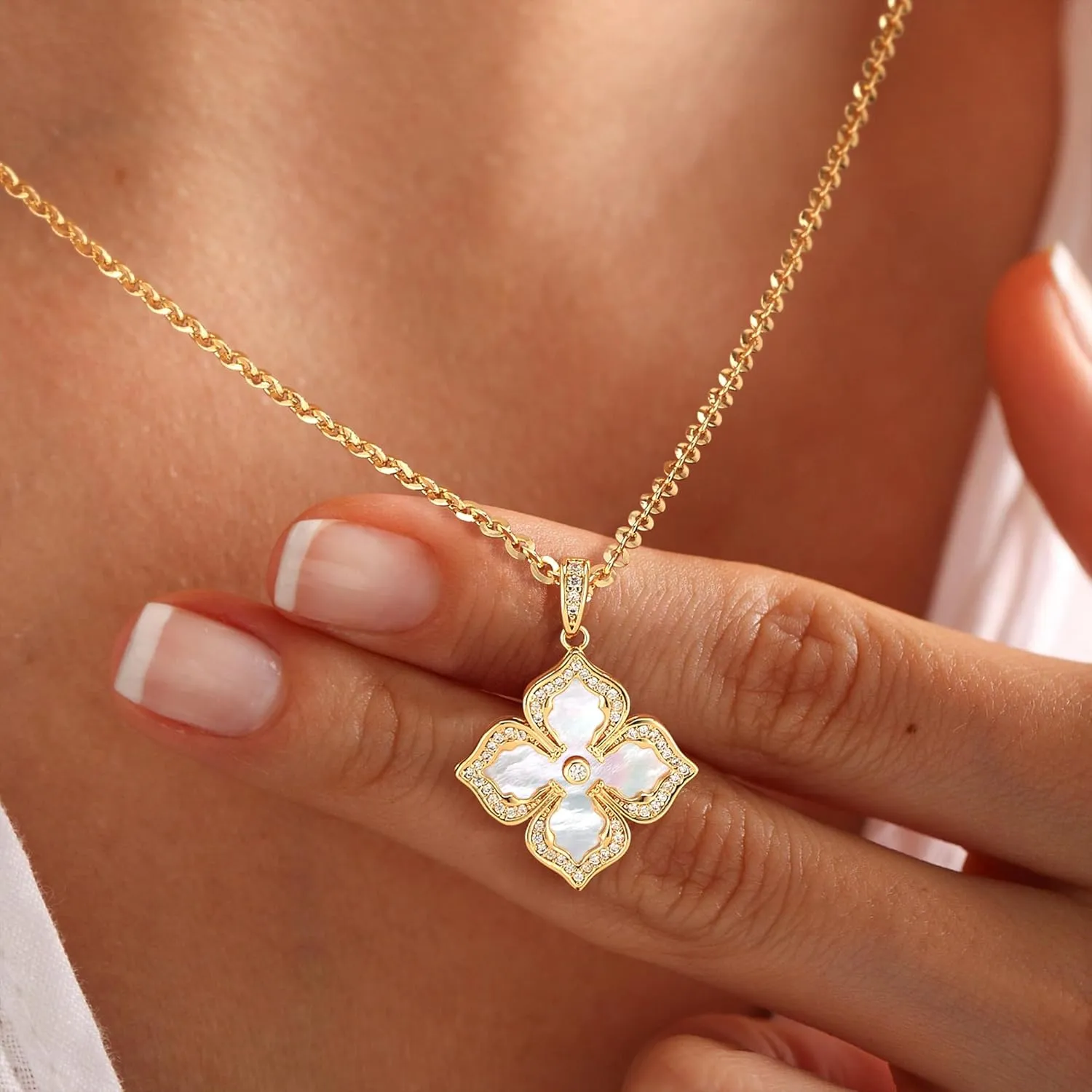 MEVECCO Gold Four Leaf Clover Necklace for Women 14K Gold Plated Clover Pendant Necklace Double Side With Diamond Vintage Filigree Flower Necklace Gift