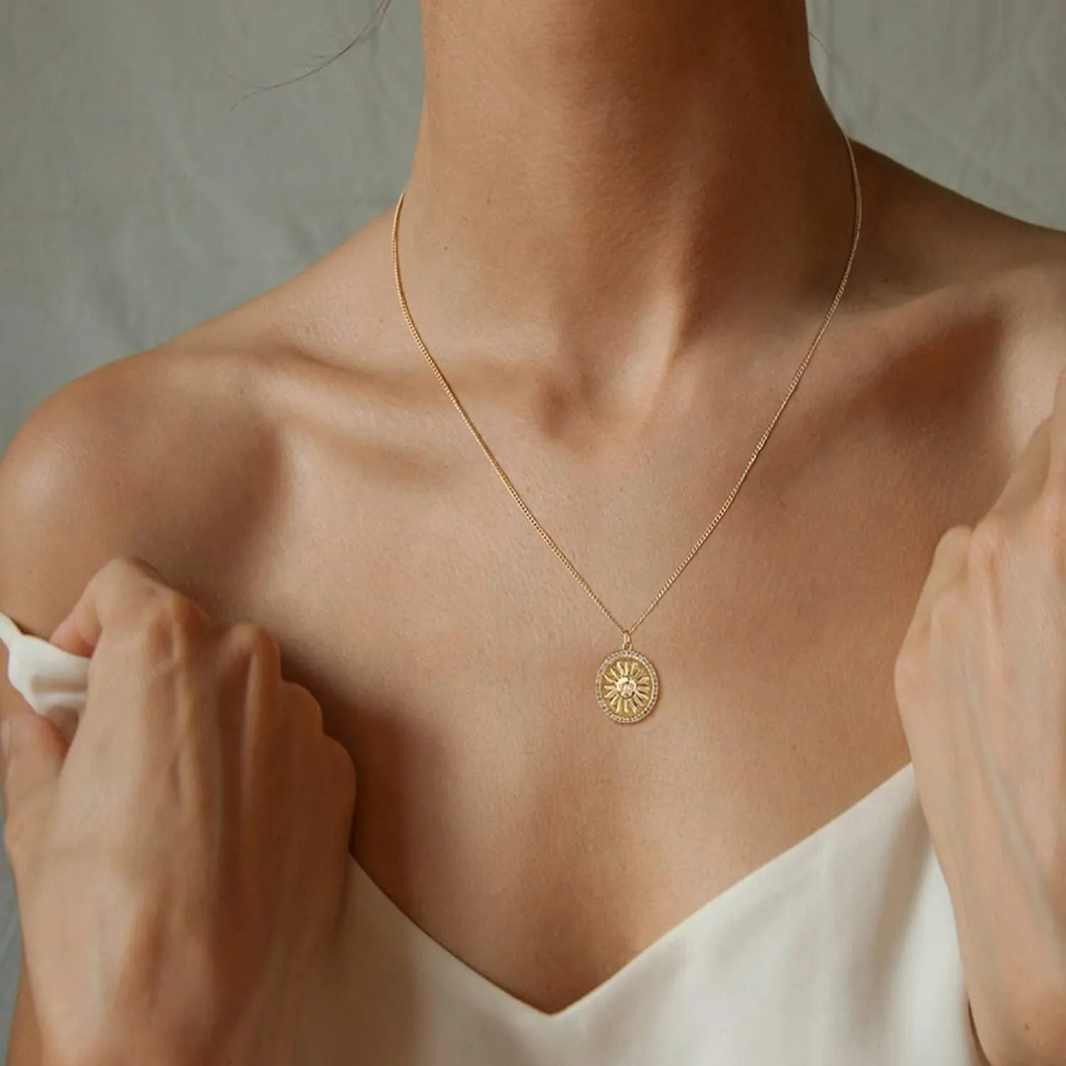 MEVECCO Women Gold Necklace Coin Disc Celestial Patterned Engraved Pendant 18K Gold Plated Simple Personalized Dainty Chain Jewelry Gift