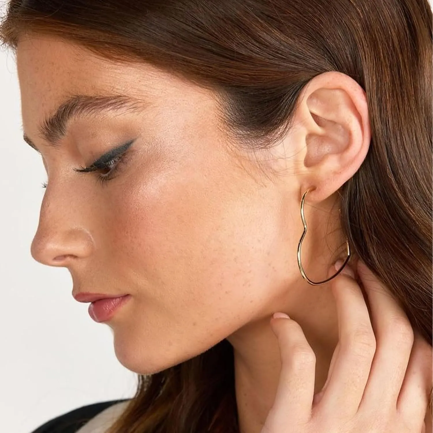 OOOPEL 2mm Thin 3D Laser-Cut Silver Heart Hoop Earrings for Women Gold Plating S925 Silver Post Heart Hoops Minimalist Gold Heart Shaped Hoops for Work/Travel/Gift