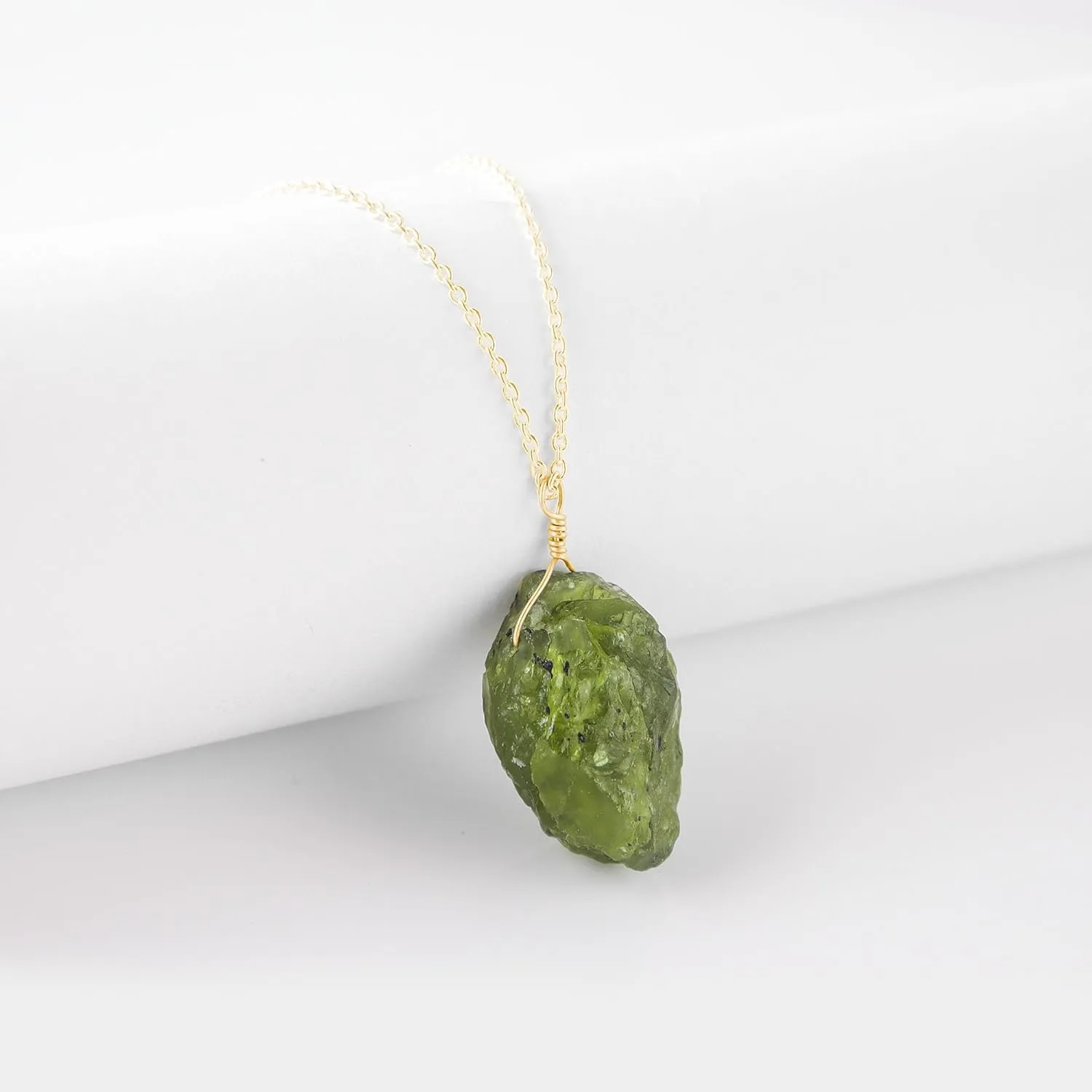 Raw Crystal Necklace,Peridot Rough Stone Necklace, Dainty Stone Pendant, Healing Crystals Healing Stone Pendant for Beauty, Love and Positive Energy, Jewelry Gift (peridot)