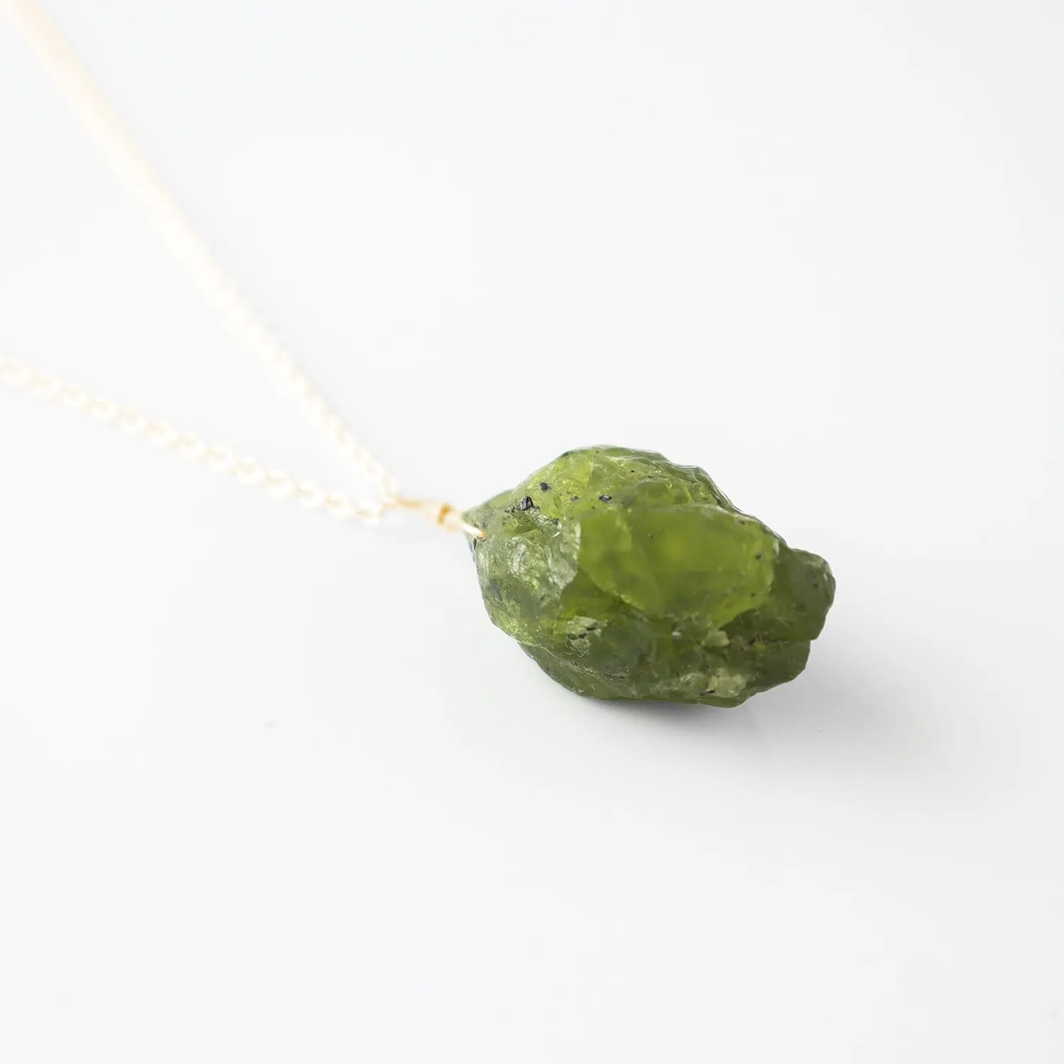 Raw Crystal Necklace,Peridot Rough Stone Necklace, Dainty Stone Pendant, Healing Crystals Healing Stone Pendant for Beauty, Love and Positive Energy, Jewelry Gift (peridot)